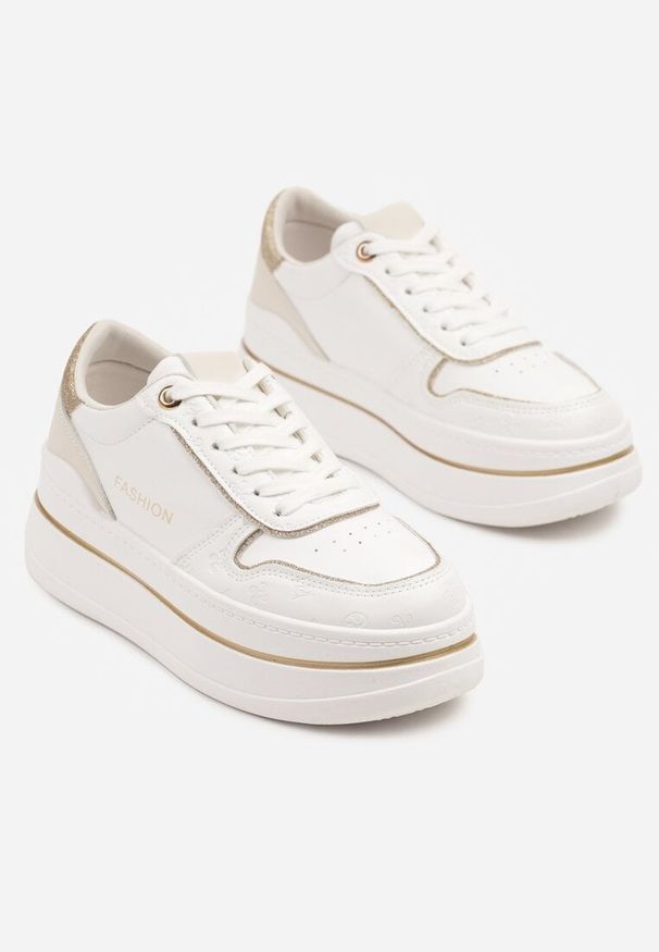 Renee - Biało-Złote Sneakersy na Platformie Ozdobione Brokatem i Napisem Udivoria. Okazja: na co dzień. Kolor: biały. Materiał: jeans. Wzór: aplikacja, napisy. Obcas: na platformie