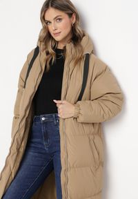 Born2be - Ciemnobeżowa Długa Kurtka Pikowana Płaszcz na Zamek z Kapturem Lesea. Okazja: na co dzień. Typ kołnierza: kaptur. Kolor: beżowy. Materiał: dzianina, jeans. Długość: długie. Styl: casual, elegancki #2