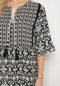 Born2be - Czarna Bawełniana Sukienka w Stylu Boho z Wiązaniem Przy Dekolcie Orradelle. Okazja: na co dzień. Kolor: czarny. Materiał: bawełna. Typ sukienki: proste. Styl: boho