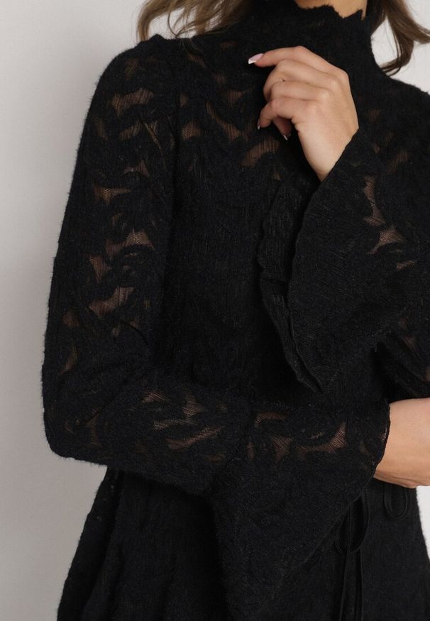 Born2be - Czarna Koronkowa Sukienka z Wiązaniem Półgolfem i Falbankami Alnefera. Okazja: na co dzień. Typ kołnierza: kołnierz z falbankami. Kolor: czarny. Materiał: koronka. Długość rękawa: na ramiączkach. Styl: klasyczny, casual