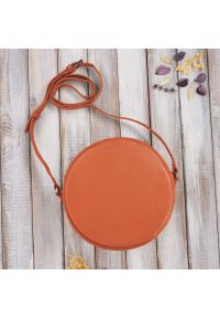 Skórzana listonoszka okrągła PAOLO PERUZZI IN-63-OR pomarańczowa. Kolor: pomarańczowy. Sezon: lato. Materiał: skórzane. Styl: elegancki. Rodzaj torebki: na ramię #1