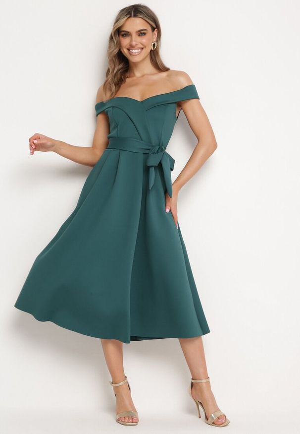 Born2be - Zielona Elegancka Sukienka o Fasonie Hiszpanki z Materiałowym Paskiem Xaelia. Typ kołnierza: dekolt hiszpanka. Kolor: zielony. Materiał: materiał. Styl: elegancki