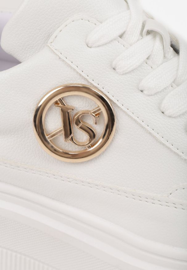 Born2be - Białe Sneakersy Vices na Platformie Zdobione Okrągłą Aplikacją Wodvire. Okazja: na spacer, na co dzień. Nosek buta: okrągły. Kolor: biały. Materiał: jeans. Szerokość cholewki: normalna. Wzór: aplikacja. Obcas: na platformie. Sport: turystyka piesza