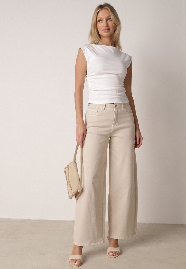 Born2be - Biała Bluzka z Elastycznego Materiału z Dekoltem Łódką Megaris. Okazja: na co dzień. Typ kołnierza: dekolt w łódkę. Kolor: biały. Materiał: materiał. Styl: casual, elegancki