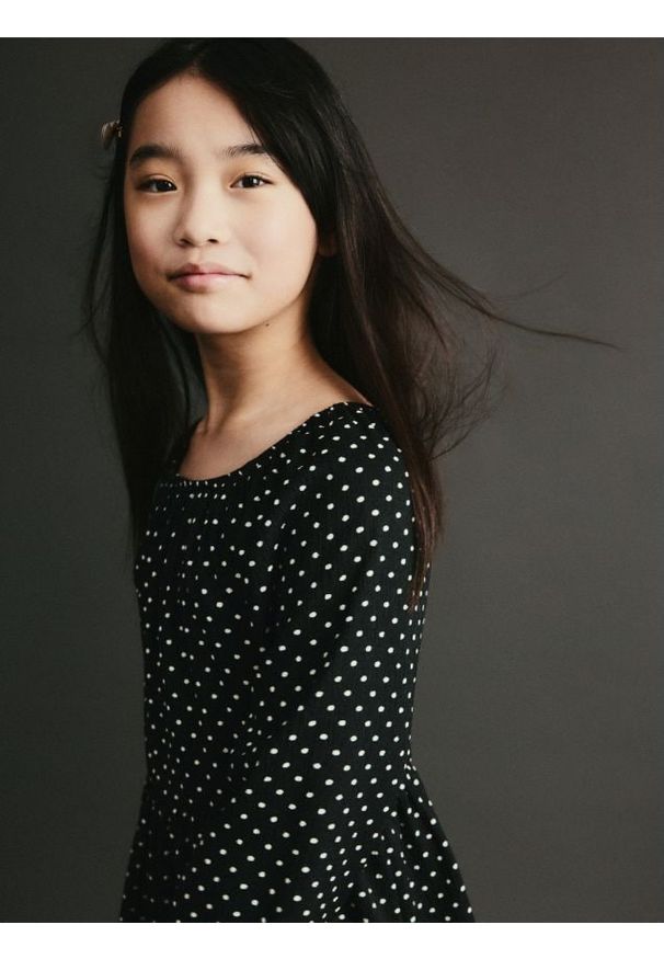 Reserved - Sukienka w groszki - czarny. Kolor: czarny. Materiał: dzianina. Wzór: grochy