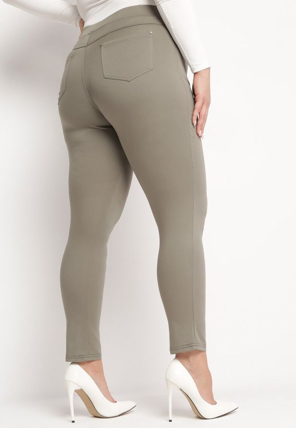 Born2be - Ciemnozielone Spodnie Regular z Elastyczną Talią i Wsuwanymi Kieszonkami Astridda. Okazja: na co dzień. Kolekcja: plus size. Kolor: zielony. Styl: casual