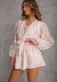 Renee - Różowy Kombinezon z Tencelu z Kopertowym Dekoltem Cekinami i Kwiatami 3D Kairial. Okazja: na imprezę. Kolor: różowy. Materiał: materiał, poliester. Wzór: kwiaty. Sezon: lato. Styl: elegancki #3