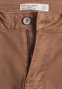 Born2be - Brązowe Jeansy Mom Fit z Wysokim Stanem Marzia. Okazja: na co dzień. Stan: podwyższony. Kolor: brązowy. Styl: casual #3