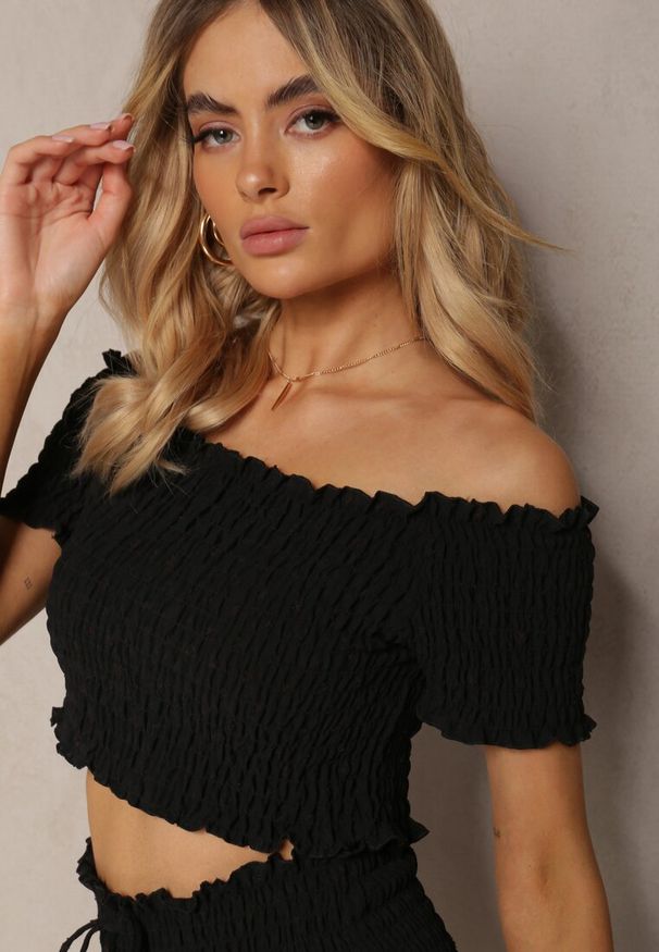 Renee - Czarny Komplet Top Hiszpanka i Spódnico-Spodenki z Falbanami oraz Gumką Rinaria. Kolor: czarny. Materiał: jeans