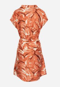 Born2be - Pomarańczowa Pudełkowa Sukienka z Dekoltem w Serek o Roślinnym Wzorze z Paskiem w Talii Resevia. Okazja: na spacer, na co dzień. Typ kołnierza: dekolt w serek. Kolor: pomarańczowy. Długość rękawa: krótki rękaw. Sezon: lato. Typ sukienki: proste. Styl: wizytowy, casual, elegancki #4