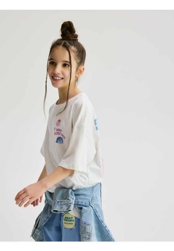 Reserved - T-shirt z nadrukiem Inside Out - złamana biel. Materiał: bawełna. Wzór: nadruk