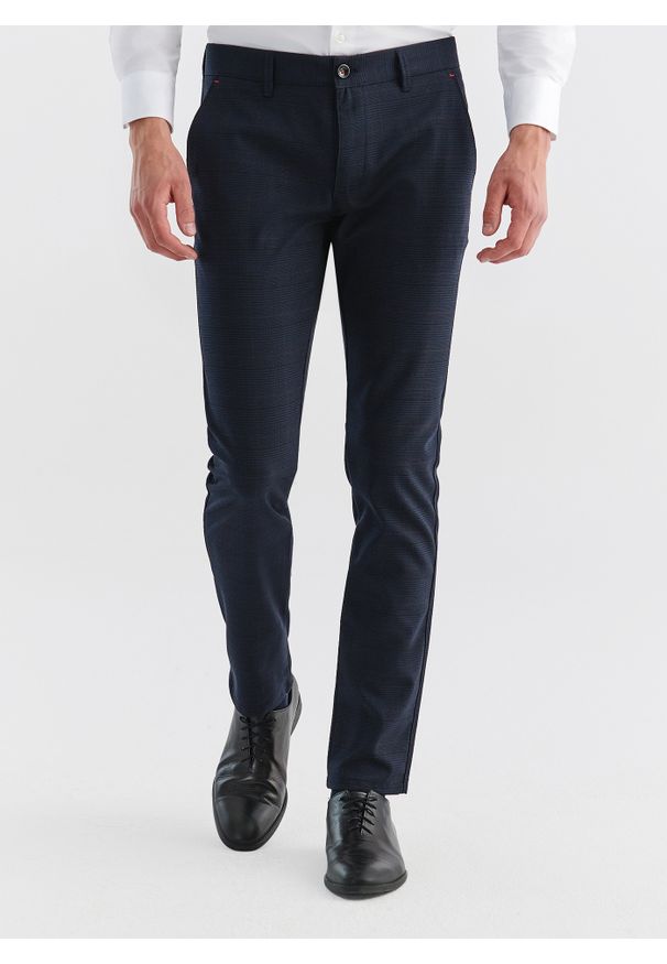 Pako Lorente - PAKO LORENTE – Granatowe spodnie męskie NIMA w subtelną kratę P000B-WX-214-G. Kolor: niebieski. Długość: długie. Styl: elegancki