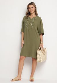 Born2be - Ciemnozielona Sukienka Pudełkowa z Guzikami i Ozdobnymi Haftami Jenivanea. Okazja: na co dzień. Typ kołnierza: dekolt w serek. Kolor: zielony. Materiał: skóra. Długość rękawa: długi rękaw. Wzór: haft. Styl: elegancki, casual #3