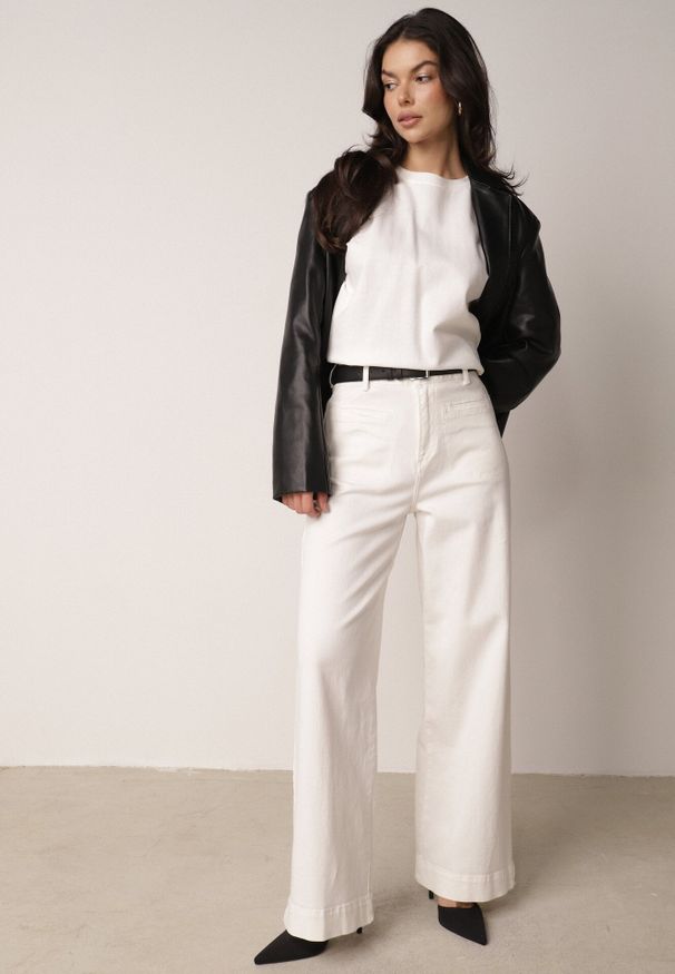 Born2be - Białe Szerokie Jeansy z Bawełny z Wysokim Stanem Jyneli. Okazja: na co dzień, do pracy. Stan: podwyższony. Kolor: biały. Długość: krótkie. Styl: casual, klasyczny, elegancki