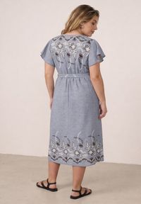 Born2be - Niebieska Kopertowa Sukienka z Wiskozy Zdobiona Haftem i Wiązanym Paskiem Tasenea. Okazja: na co dzień. Kolekcja: plus size. Kolor: niebieski. Materiał: wiskoza. Wzór: aplikacja, haft. Sezon: lato. Typ sukienki: kopertowe. Styl: elegancki, casual, boho #7