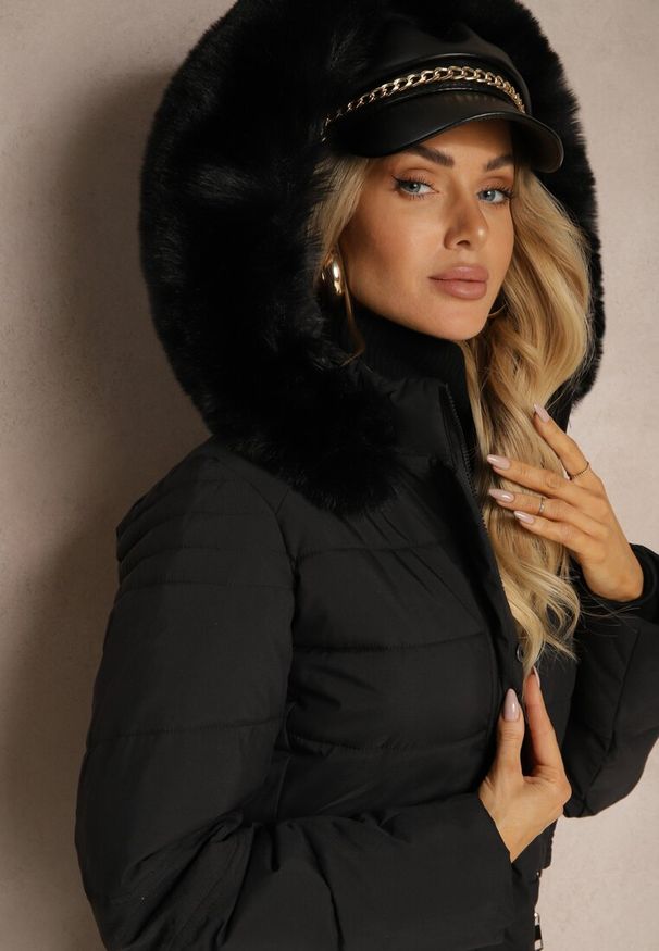 Renee - Czarna Zimowa Kurtka Pikowana z Kapturem z Futrem i Kieszeniami Salianna. Okazja: na co dzień. Typ kołnierza: kaptur. Kolor: czarny. Materiał: futro. Sezon: zima. Styl: casual, elegancki