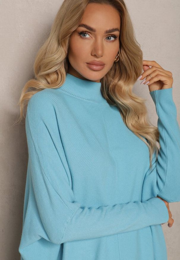 Renee - Jasnoniebieski Sweter Nietoperz z Dłuższym Tyłem i Półgolfem Vitirae. Okazja: na co dzień. Kolor: niebieski. Materiał: jeans. Długość: długie. Styl: elegancki, casual