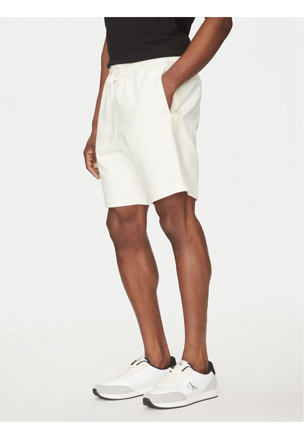 Calvin Klein Jeans Szorty sportowe Logo Tape J30J327246 Écru Regular Fit. Materiał: bawełna, syntetyk. Styl: sportowy
