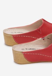 Born2be - Czerwone Klapki Dephanie. Nosek buta: okrągły. Kolor: czerwony. Materiał: guma. Wzór: aplikacja. Obcas: na koturnie. Styl: elegancki #4
