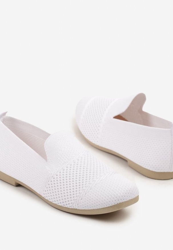 Born2be - Białe Mokasyny z Elastyczną Cholewką Zdobione Perforacją Itelliria. Okazja: na co dzień, na imprezę. Kolor: biały. Materiał: jeans, len. Szerokość cholewki: normalna. Wzór: aplikacja. Sezon: lato. Styl: elegancki, klasyczny, casual. Wysokość obcasa: bez obcasa