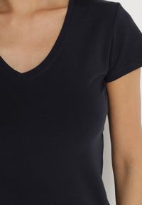 Born2be - Granatowy T-shirt z Bawełny z Dekoltem w Serek Liniviela. Okazja: na co dzień. Typ kołnierza: dekolt w serek. Kolor: niebieski. Materiał: bawełna. Styl: casual #5