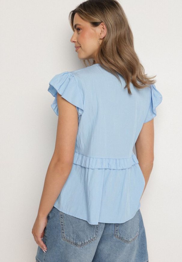 Born2be - Niebieska Koszula z Wiskozą z Falbankami i Dekoltem w Kształcie Litery V Alivienne. Okazja: na co dzień. Typ kołnierza: dekolt w kształcie V, kołnierz z falbankami. Kolor: niebieski. Materiał: wiskoza. Długość rękawa: krótki rękaw. Długość: krótkie. Styl: casual