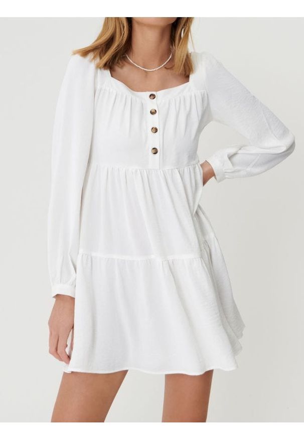 Sinsay - Rozkloszowana sukienka mini z dekoltem karo i guzikami z przodu - kremowy. Typ kołnierza: dekolt w karo. Kolor: kremowy. Długość: mini