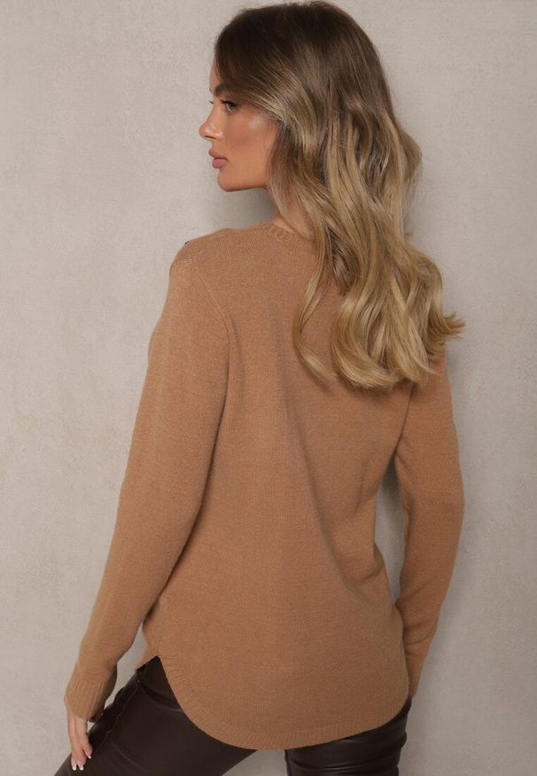 Renee - Ciemnobeżowy Elegancki Sweter z Delikatnymi Haftowanymi Zdobieniami z Przodu Reriala. Okazja: na co dzień. Kolor: beżowy. Materiał: jeans. Długość rękawa: długi rękaw. Długość: długie. Wzór: aplikacja, haft. Styl: elegancki