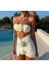 Intica - Strój kąpielowy z kwiatami 3D na plażę i basen Lydianne. Kolor: biały. Materiał: tkanina, materiał. Wzór: kwiaty #3