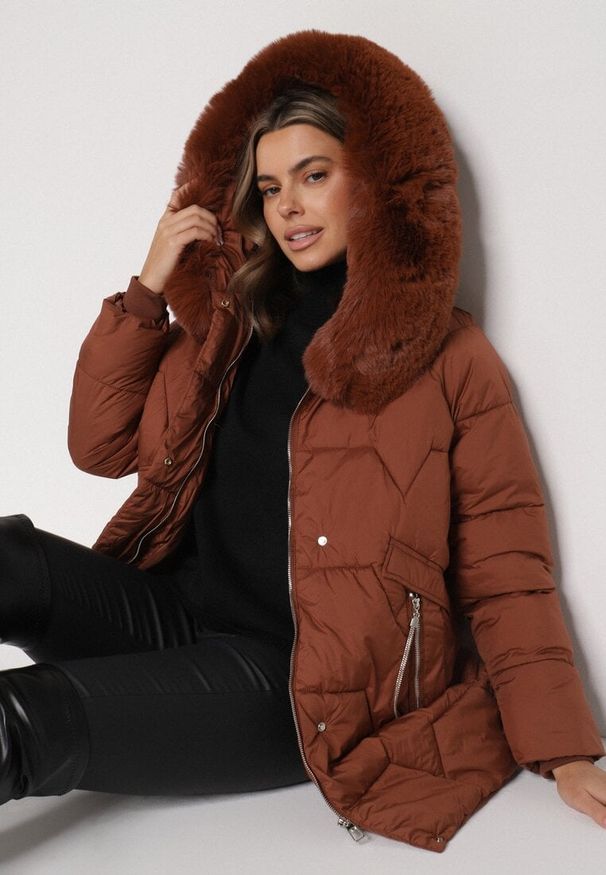 Born2be - Brązowa Pikowana Kurtka o Pudełkowym Kroju z Odpinanym Futerkiem i Ozdobnym Suwakiem Hedilina. Okazja: na spacer, na co dzień. Kolor: brązowy. Materiał: futro. Styl: casual, elegancki