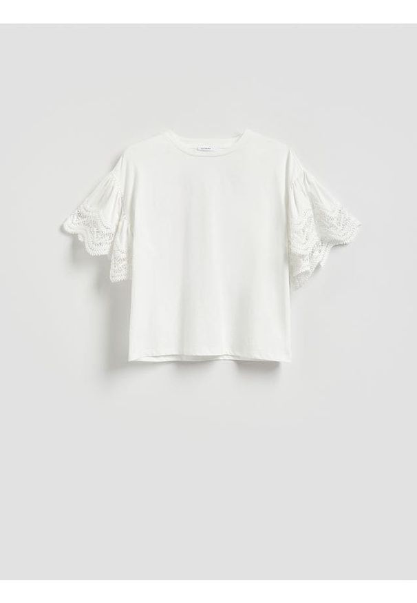 Reserved - Bluzka z ozdobnymi rękawami - biały. Kolor: biały. Materiał: dzianina, bawełna. Wzór: gładki