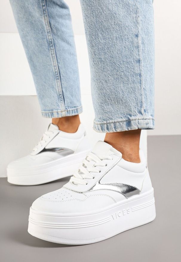 Renee - Biało-Srebrne Sznurowane Sneakersy Vices na Platformie z Metalicznymi Paskami Neliawen. Nosek buta: okrągły. Zapięcie: pasek. Kolor: biały. Materiał: jeans. Obcas: na platformie