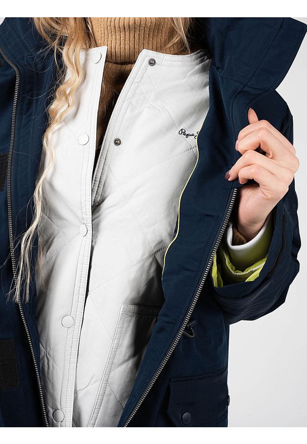 Pepe Jeans Kurtka "Frida" | PL402016 | Frida | Kobieta | Granatowy. Okazja: na co dzień. Typ kołnierza: kołnierzyk stójkowy. Kolor: niebieski. Materiał: poliester. Wzór: aplikacja. Styl: casual