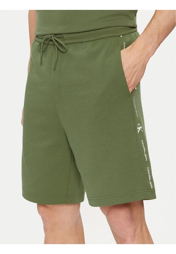 Calvin Klein Jeans Szorty sportowe Logo Repeat J30J325129 Zielony Regular Fit. Kolor: zielony. Materiał: bawełna, syntetyk. Styl: sportowy