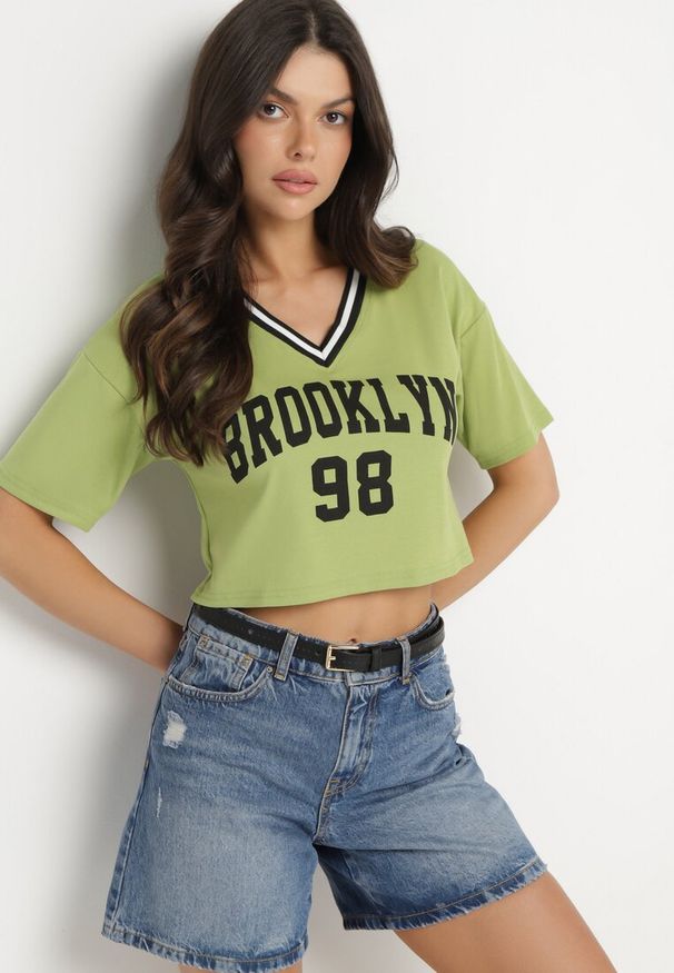 Born2be - Zielony Bawełniany T-shirt z Napisem Nitanelia. Okazja: na co dzień. Kolor: zielony. Materiał: bawełna. Wzór: napisy. Styl: casual