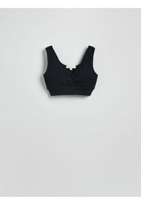 Reserved - Bezszwowy top w stylu sportowym - czarny. Kolor: czarny. Materiał: prążkowany, dzianina. Długość: krótkie. Styl: sportowy #1