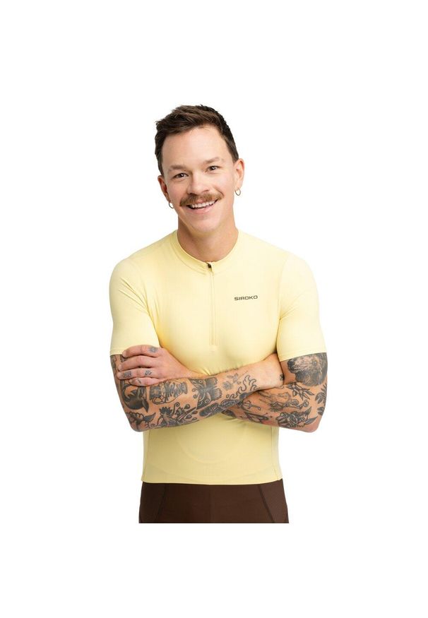 SIROKO - Męska koszulka kolarska gravel z krótkim suwakiem pod szyją Kolarstwo Siroko. Kolor: żółty. Materiał: materiał. Długość rękawa: krótki rękaw. Długość: krótkie. Sport: kolarstwo