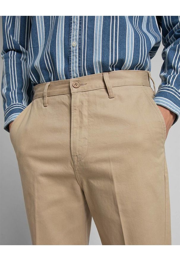 Lee - SPODNIE MĘSKIE LEE TAPERED CHINO SERVICE SAND L70RLD10 112118722