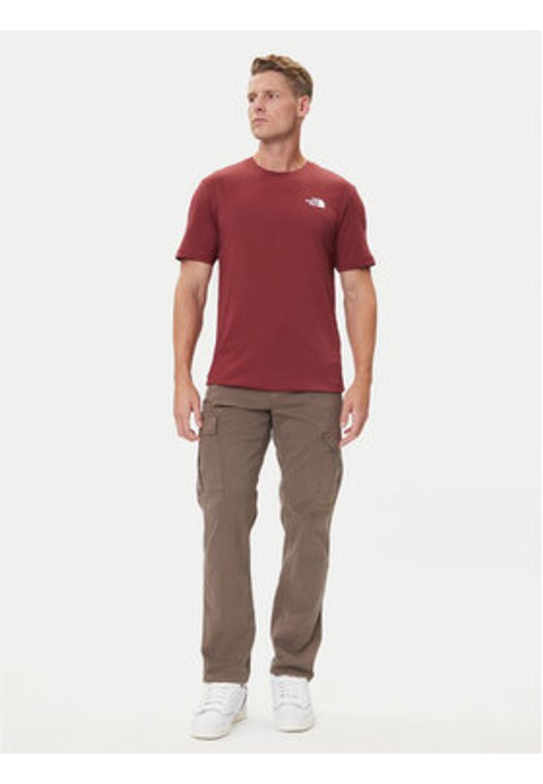 The North Face T-Shirt Redbox NF0A87NP Czerwony Regular Fit. Kolor: czerwony. Materiał: bawełna