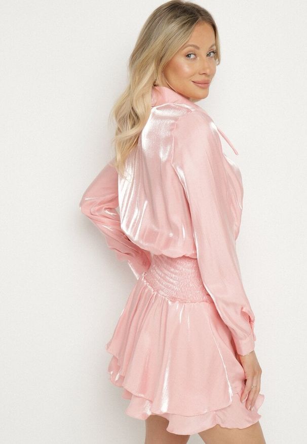 Born2be - Różowa Sukienka z Wiskozy o Koszulowym Kroju z Falbankami Liova. Typ kołnierza: kołnierz z falbankami. Kolor: różowy. Materiał: wiskoza. Typ sukienki: koszulowe