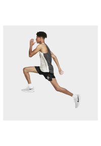 Spodenki do biegania męskie Nike Challenger Wild 7" CU6001. Materiał: poliester, tkanina. Długość: długie #2
