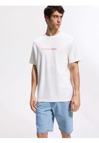 Reserved - T-shirt comfort z nadrukiem - biały. Kolor: biały. Materiał: bawełna, dzianina. Wzór: nadruk #1