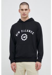 New Balance bluza męska kolor czarny z kapturem z nadrukiem. Typ kołnierza: kaptur. Kolor: czarny. Materiał: bawełna, dzianina. Długość rękawa: raglanowy rękaw. Wzór: nadruk #4