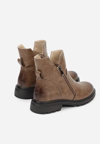 Born2be - Jasnobrązowe Asymetryczne Botki Zdobione Suwakiem i Wycięciami w Cholewce Balles. Okazja: na imprezę, na co dzień. Kolor: brązowy. Materiał: jeans. Szerokość cholewki: normalna. Wzór: aplikacja. Obcas: na obcasie. Styl: elegancki, casual, klasyczny. Wysokość obcasa: średni #3