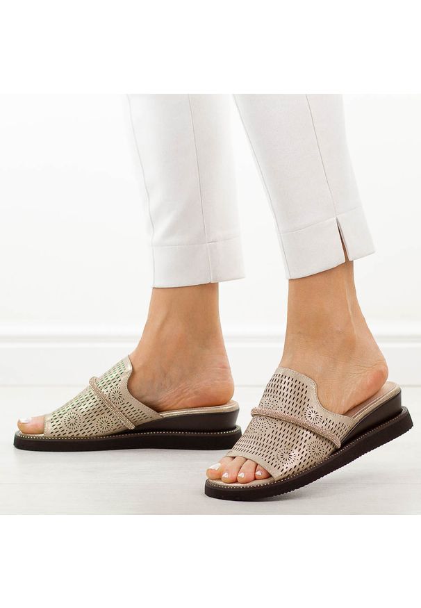 Złote skórzane klapki damskie na koturnie M.Daszyński 2267-14. Okazja: na co dzień. Kolor: złoty. Materiał: skóra. Sezon: wiosna, lato. Obcas: na koturnie. Styl: casual, elegancki, klasyczny