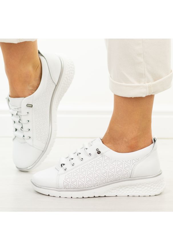 Białe skórzane półbuty damskie Filippo Dp7589/26. Okazja: na co dzień. Nosek buta: okrągły. Kolor: biały. Materiał: skóra. Sezon: wiosna, lato, jesień. Obcas: na koturnie. Styl: casual