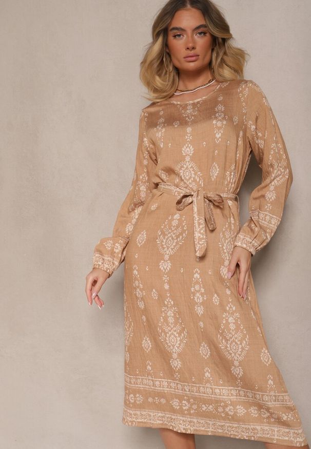 Renee - Beżowa Pudełkowa Sukienka Boho w Etniczne Wzory z Paskiem Lisalenea. Okazja: na co dzień. Kolor: beżowy. Długość rękawa: długi rękaw. Sezon: lato. Styl: boho