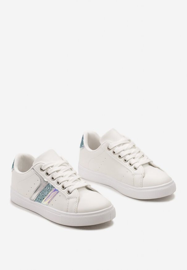 Renee - Biało-Niebieskie Casualowe Sneakersy z Brokatem i Metalicznym Zdobieniem Tidalis. Okazja: na co dzień. Nosek buta: okrągły. Zapięcie: sznurówki. Kolor: biały. Materiał: materiał. Wzór: aplikacja. Obcas: na obcasie. Wysokość obcasa: niski