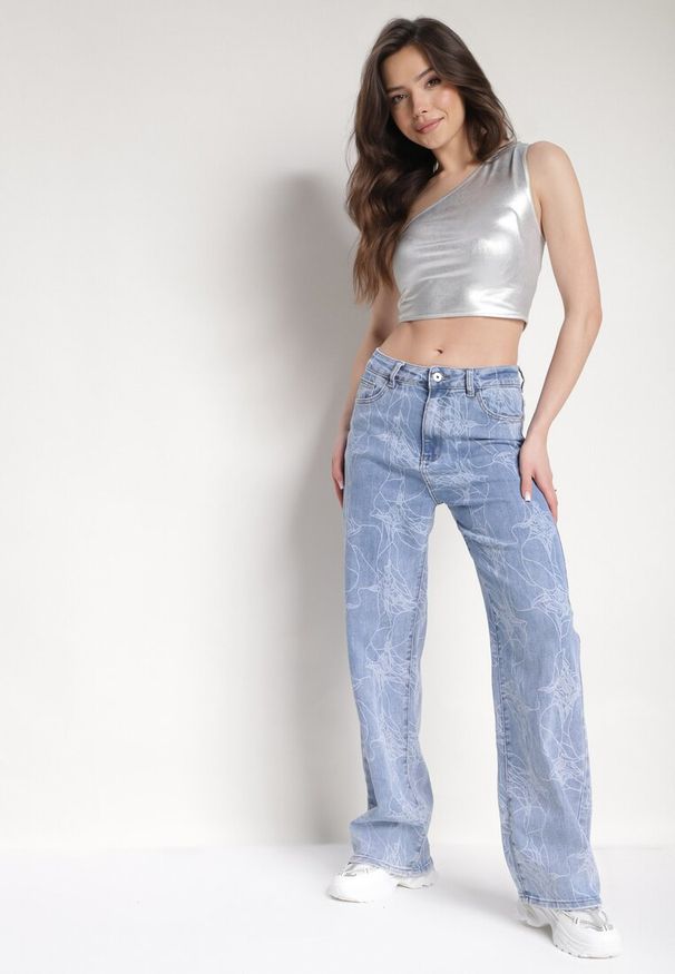 Born2be - Jasnoniebieskie Szerokie Jeansy Ozdobione Marmurkowym Wzorem Elisbae. Okazja: na co dzień. Stan: podwyższony. Kolor: niebieski. Wzór: aplikacja. Styl: casual, elegancki