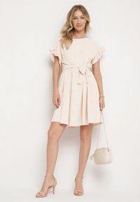 Born2be - Jasnobeżowa Sukienka Ozdobiona Falbankami i Paskiem Izulira. Typ kołnierza: kołnierz z falbankami. Kolor: beżowy. Wzór: aplikacja. Styl: elegancki #6